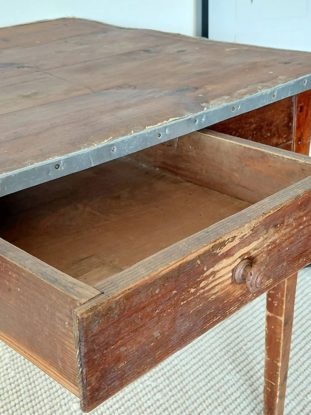 Table rustique ancienne/bureau de drapier à ceinture zinc et tiroir