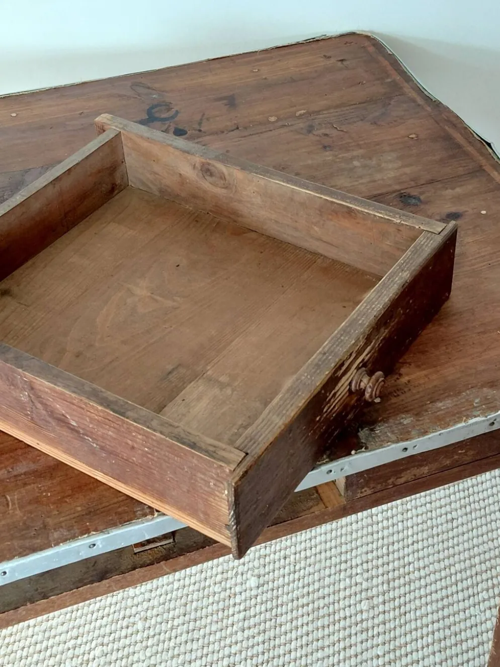 Table rustique ancienne/bureau de drapier à ceinture zinc et tiroir