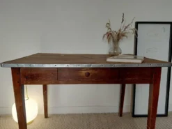 Table rustique ancienne/bureau de drapier à ceinture zinc et tiroir