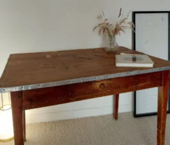 Table rustique ancienne/bureau de drapier à ceinture zinc et tiroir