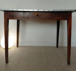 Table rustique ancienne/bureau de drapier à ceinture zinc et tiroir