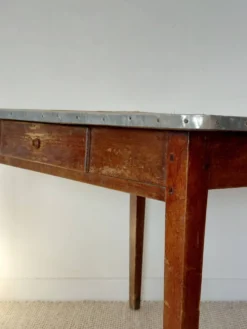 Table rustique ancienne/bureau de drapier à ceinture zinc et tiroir