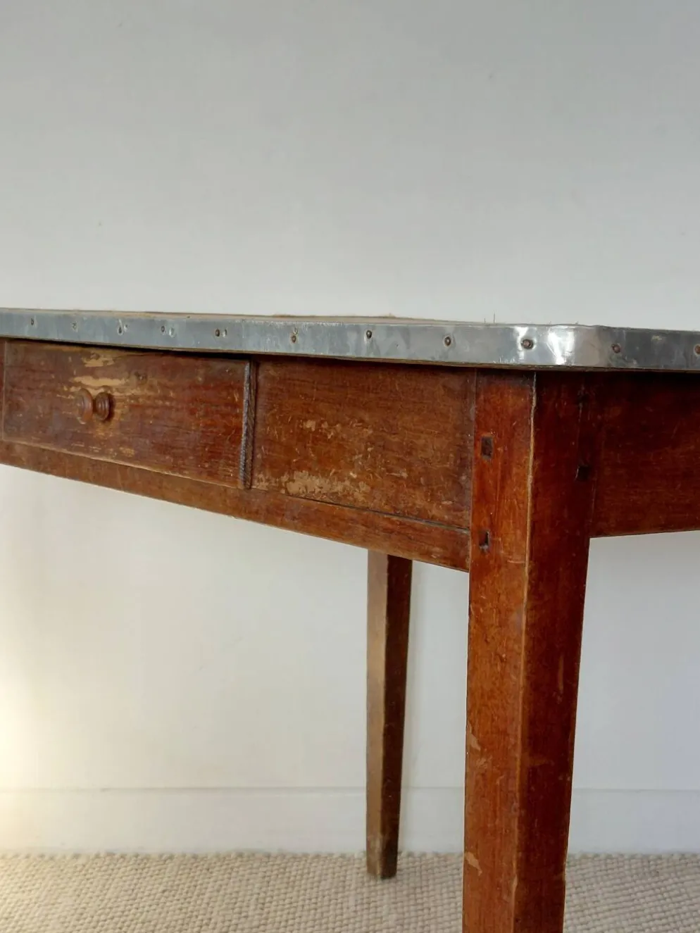 Table rustique ancienne/bureau de drapier à ceinture zinc et tiroir