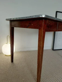 Table rustique ancienne/bureau de drapier à ceinture zinc et tiroir