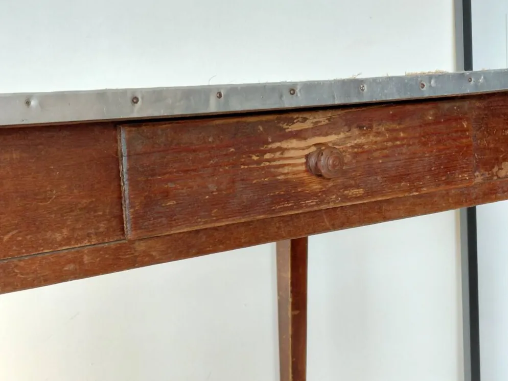 Table rustique ancienne/bureau de drapier à ceinture zinc et tiroir