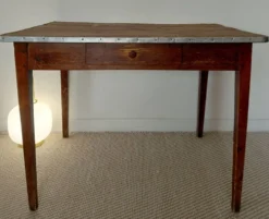 Table rustique ancienne/bureau de drapier à ceinture zinc et tiroir