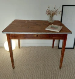 Table rustique ancienne/bureau de drapier à ceinture zinc et tiroir