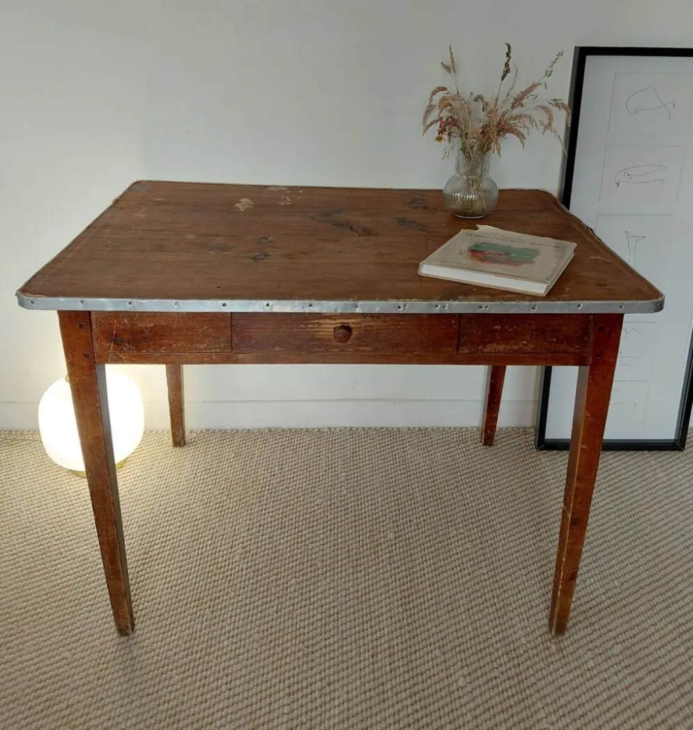 Table rustique ancienne/bureau de drapier à ceinture zinc et tiroir