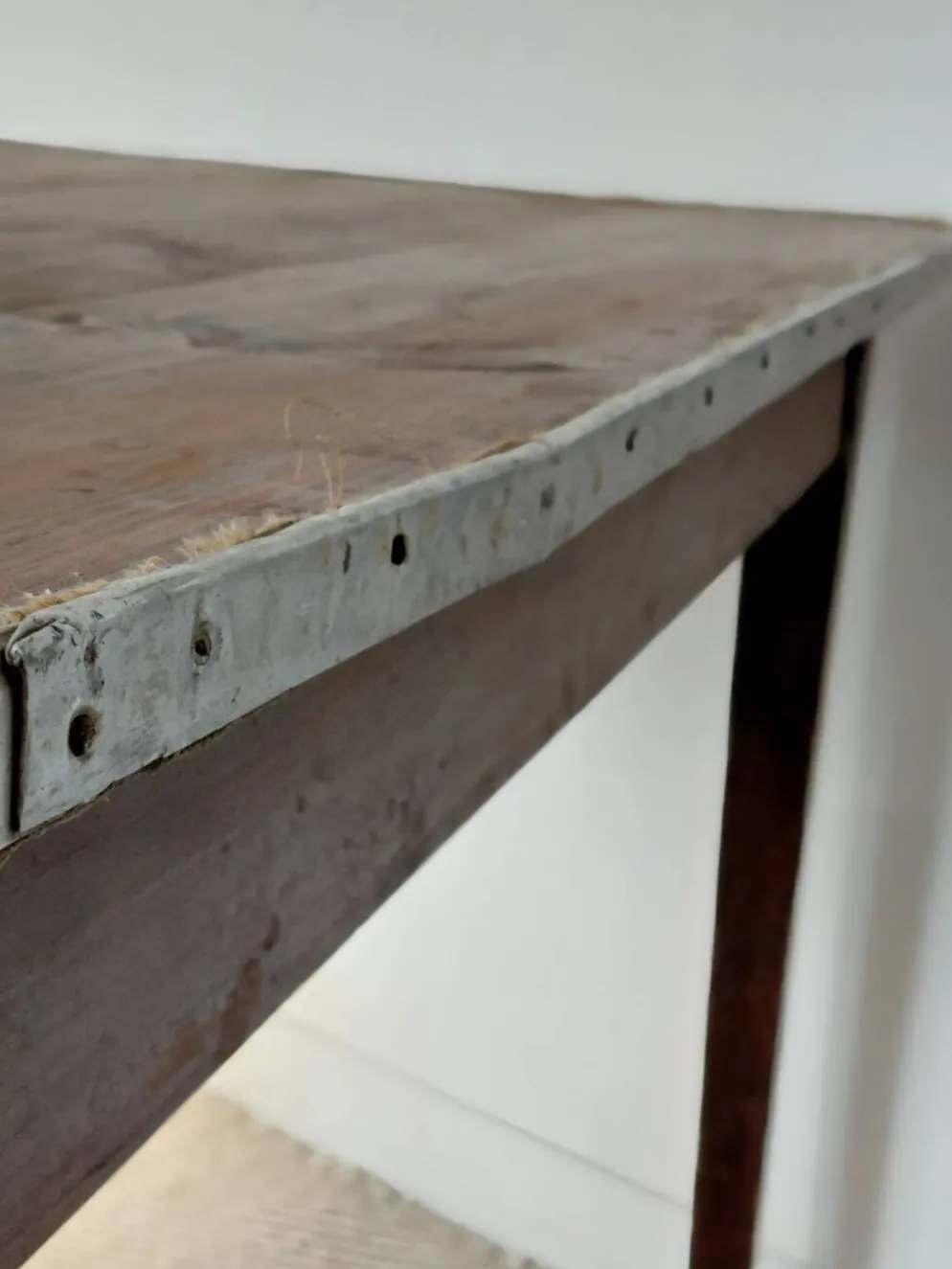 Table rustique ancienne/bureau de drapier à ceinture zinc et tiroir