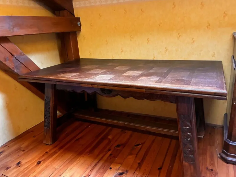 Table rustique en bois massif sculpté — Style savoyard / art populai