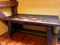 Table rustique en bois massif sculpté — Style savoyard / art populai