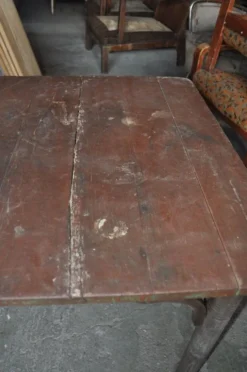 Table rustique Thonet en hêtre marron, circa 1920, plateau à lattes et pieds tournés