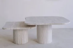 Tables basses gigognes irrégulières Athena en travertin naturel