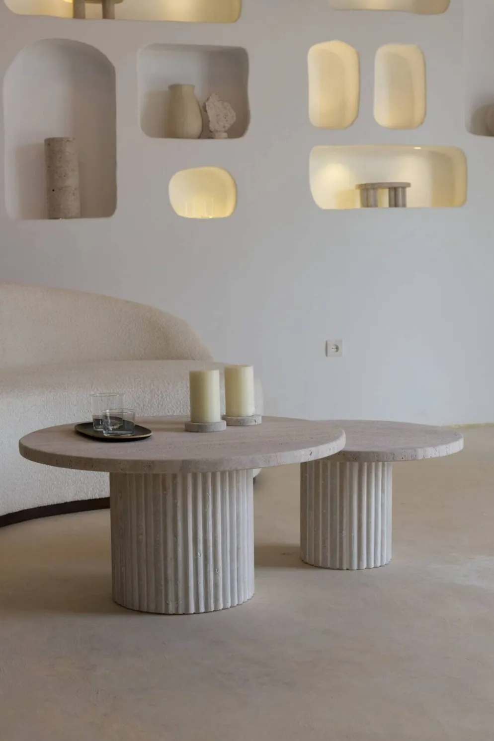 Tables basses gigognes rondes Omega en travertin naturel