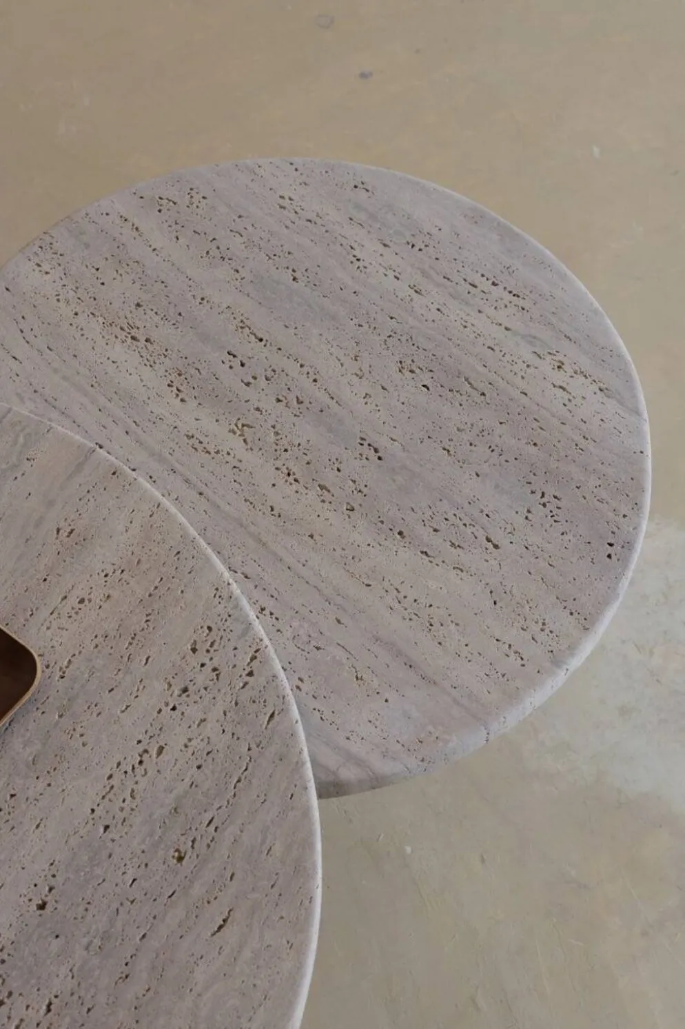 Tables basses gigognes rondes Omega en travertin naturel