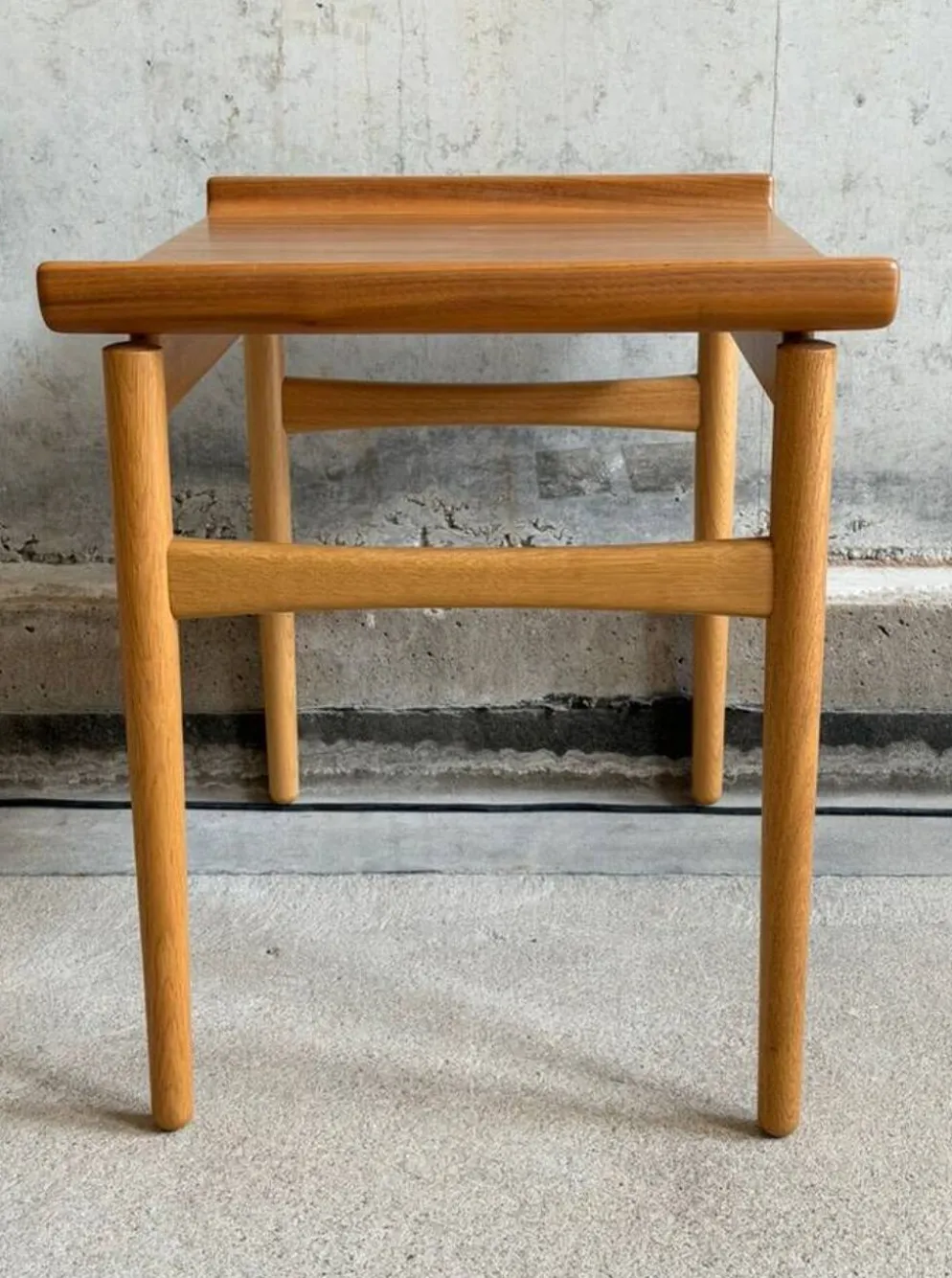 Tables basses "venus" ge 1937 par hans j wegner pour getama