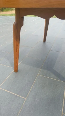 Table scandinave en chêne – 110 × 90 cm