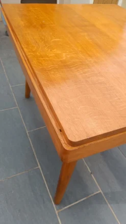 Table scandinave en chêne – 110 × 90 cm