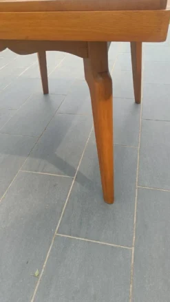 Table scandinave en chêne – 110 × 90 cm