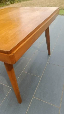 Table scandinave en chêne – 110 × 90 cm