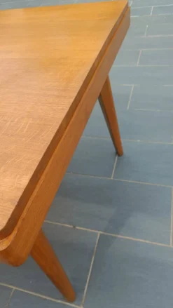 Table scandinave en chêne – 110 × 90 cm