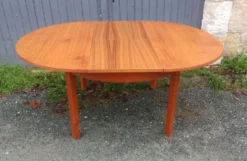 Table scandinave extensible