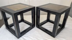 Tables d'appoint chinoises en laque noire, plateau en pierre.