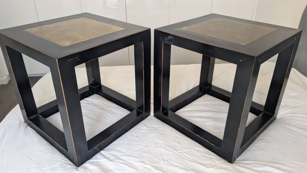 Tables d'appoint chinoises en laque noire, plateau en pierre.