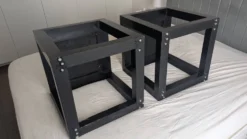 Tables d'appoint chinoises en laque noire, plateau en pierre.