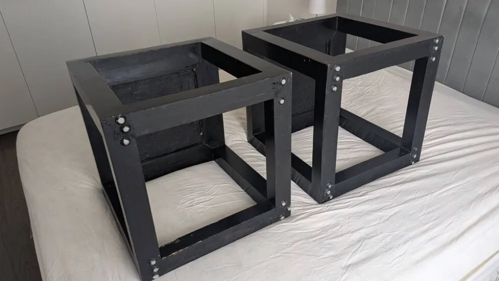 Tables d'appoint chinoises en laque noire, plateau en pierre.