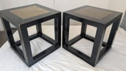 Tables d'appoint chinoises en laque noire, plateau en pierre.