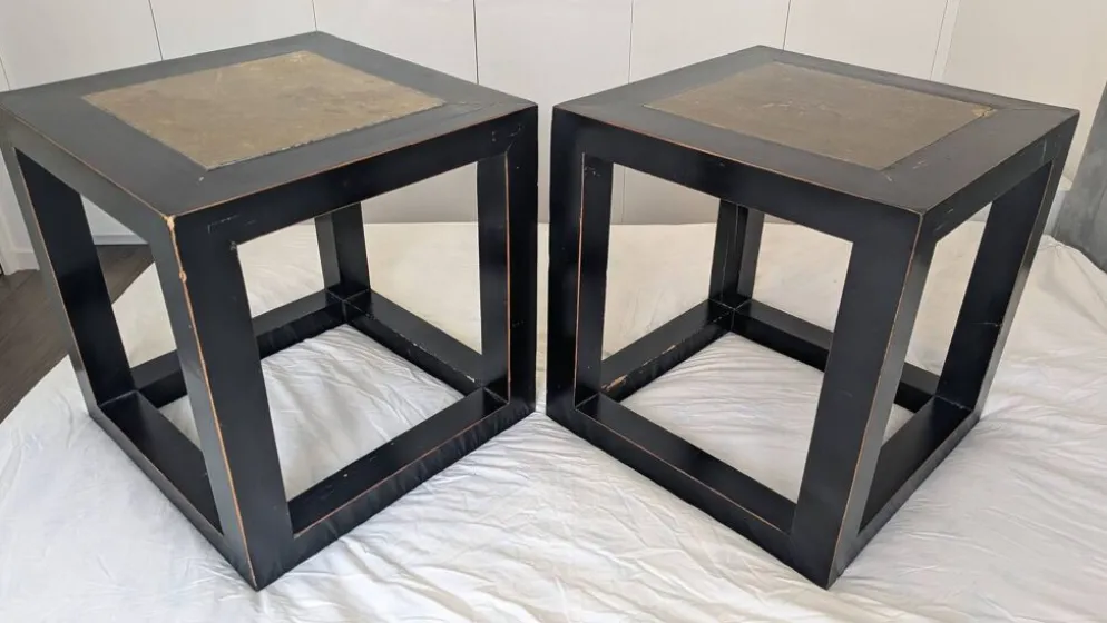 Tables d'appoint chinoises en laque noire, plateau en pierre.