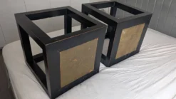 Tables d'appoint chinoises en laque noire, plateau en pierre.