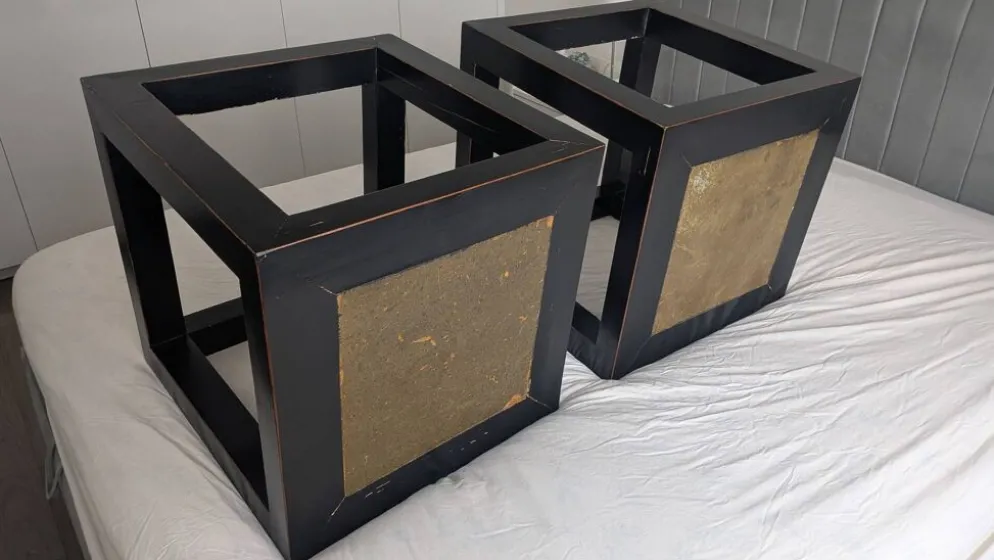 Tables d'appoint chinoises en laque noire, plateau en pierre.