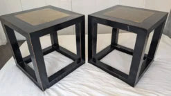 Tables d'appoint chinoises en laque noire, plateau en pierre.