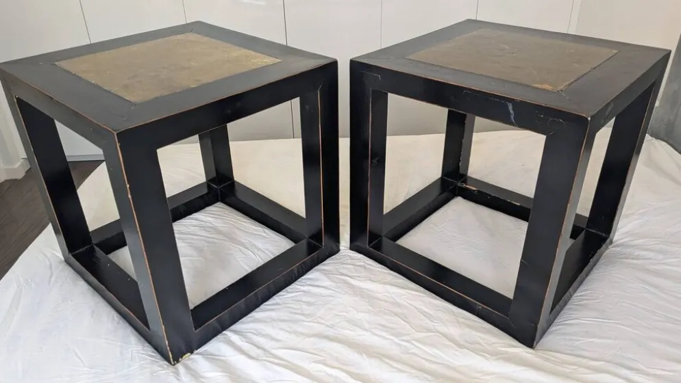 Tables d'appoint chinoises en laque noire, plateau en pierre.