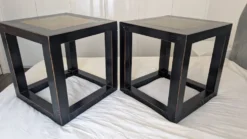 Tables d'appoint chinoises en laque noire, plateau en pierre.