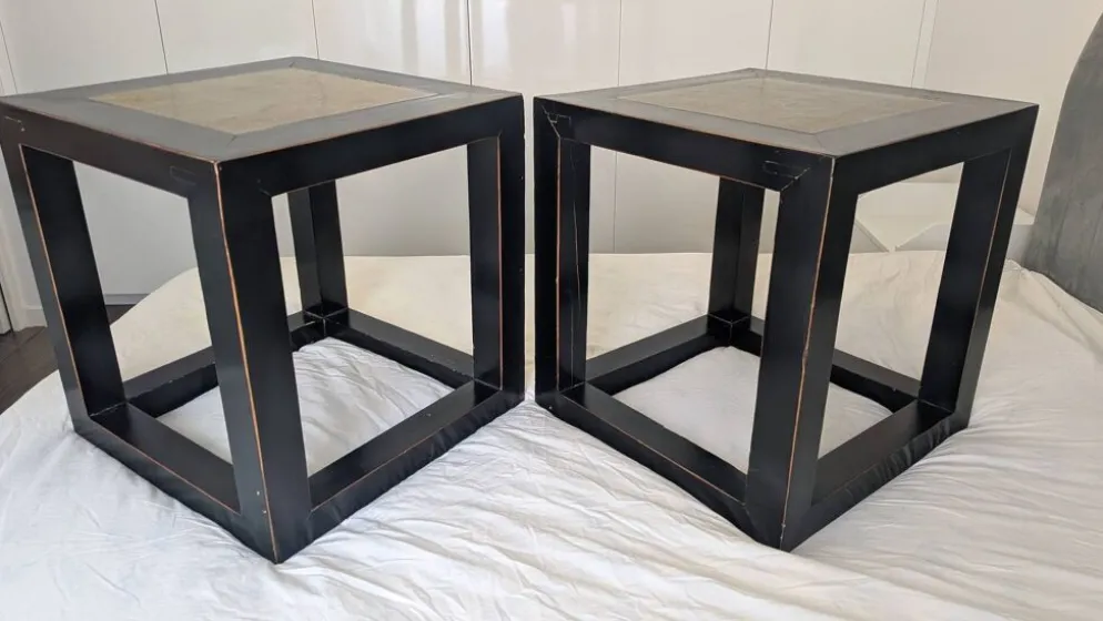 Tables d'appoint chinoises en laque noire, plateau en pierre.
