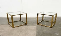 Tables d'appoint cube en laiton et verre à la française Hollywood Regency de Maison Charles, années 1970, lot de 2