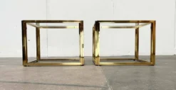 Tables d'appoint cube en laiton et verre à la française Hollywood Regency de Maison Charles, années 1970, lot de 2