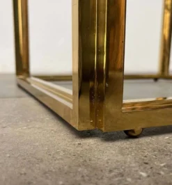Tables d'appoint cube en laiton et verre à la française Hollywood Regency de Maison Charles, années 1970, lot de 2