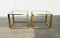 Tables d'appoint cube en laiton et verre à la française Hollywood Regency de Maison Charles, années 1970, lot de 2