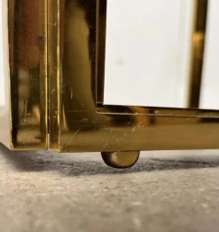 Tables d'appoint cube en laiton et verre à la française Hollywood Regency de Maison Charles, années 1970, lot de 2