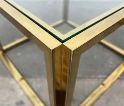 Tables d'appoint cube en laiton et verre à la française Hollywood Regency de Maison Charles, années 1970, lot de 2