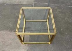 Tables d'appoint cube en laiton et verre à la française Hollywood Regency de Maison Charles, années 1970, lot de 2