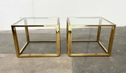 Tables d'appoint cube en laiton et verre à la française Hollywood Regency de Maison Charles, années 1970, lot de 2
