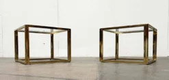 Tables d'appoint cube en laiton et verre à la française Hollywood Regency de Maison Charles, années 1970, lot de 2
