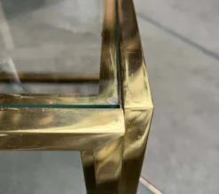 Tables d'appoint cube en laiton et verre à la française Hollywood Regency de Maison Charles, années 1970, lot de 2