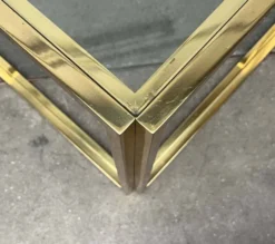 Tables d'appoint cube en laiton et verre à la française Hollywood Regency de Maison Charles, années 1970, lot de 2