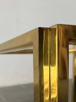 Tables d'appoint cube en laiton et verre à la française Hollywood Regency de Maison Charles, années 1970, lot de 2